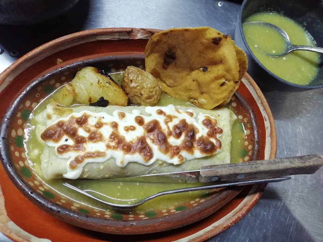 Plato de camarones al ajillo en Mariscos Tata, presentación en plato blanco con limón y perejil
