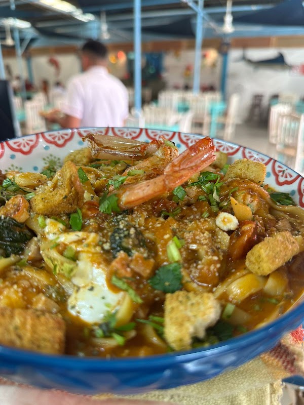 Pescados y Mariscos La Antigua Tultitlan con su buffet de camarones y salsa de coco — vista del mostrador