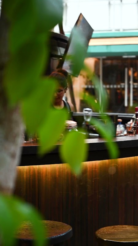 M tulum Hookah & Pool Lounge — zona de piscina con gente disfrutando tacos de camarón y hookah