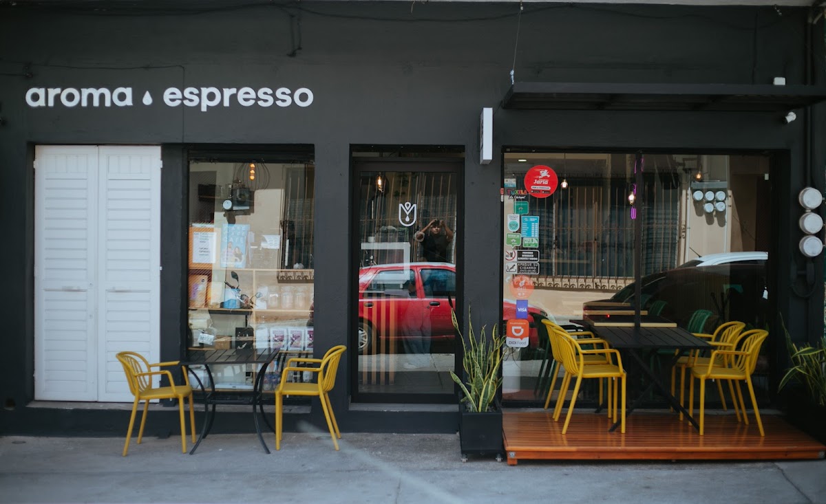 Plato de chilaquiles con huevo y croissant en Aroma Espresso Café — primer plano de la comida y taza de café
