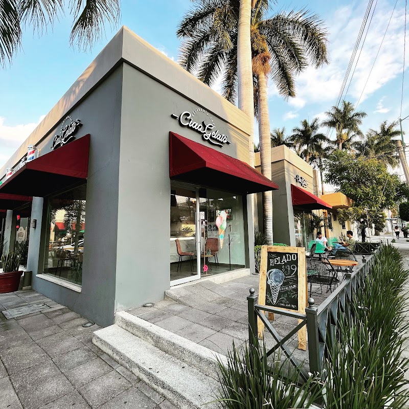 Frente de Ciao Gelato en Plaza Cedro, con su letrero y la fila de clientes bajo la luz del atardecer