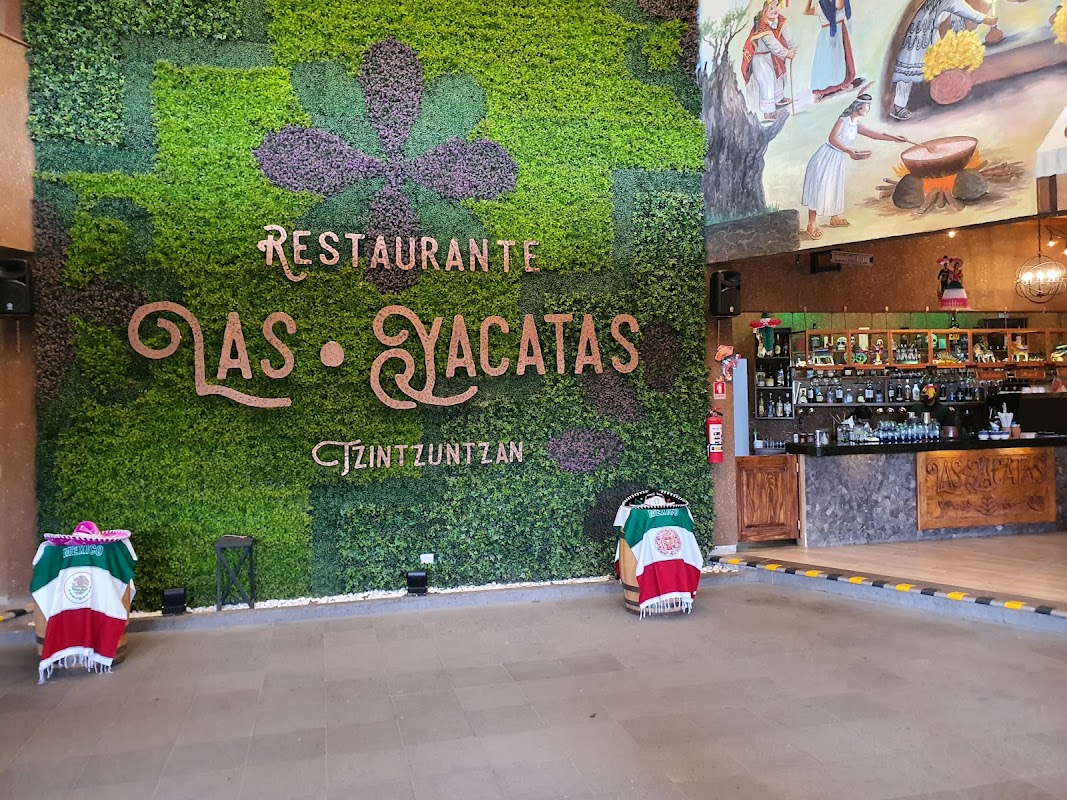 Interior del Restaurante Las Yacatas con vista a las ruinas, enfocando el mole de pollo servido en plato de barro