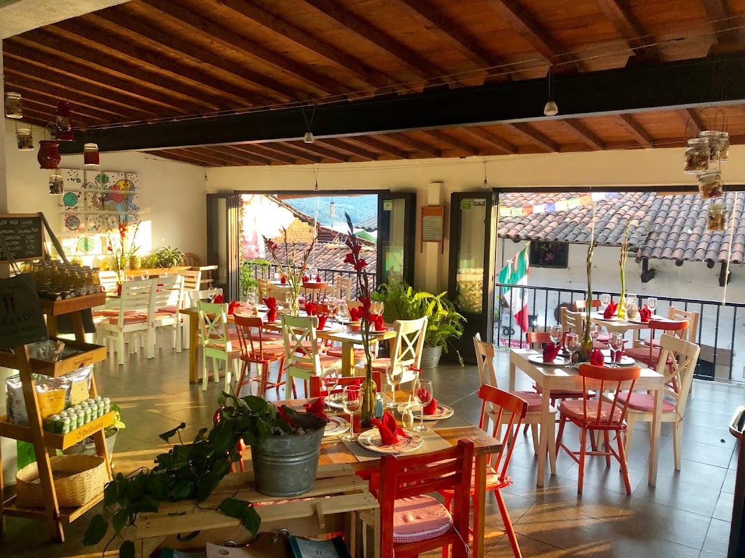 Tacos al pastor en Restaurante los Pericos, servidos en una tabla de madera con salsa roja