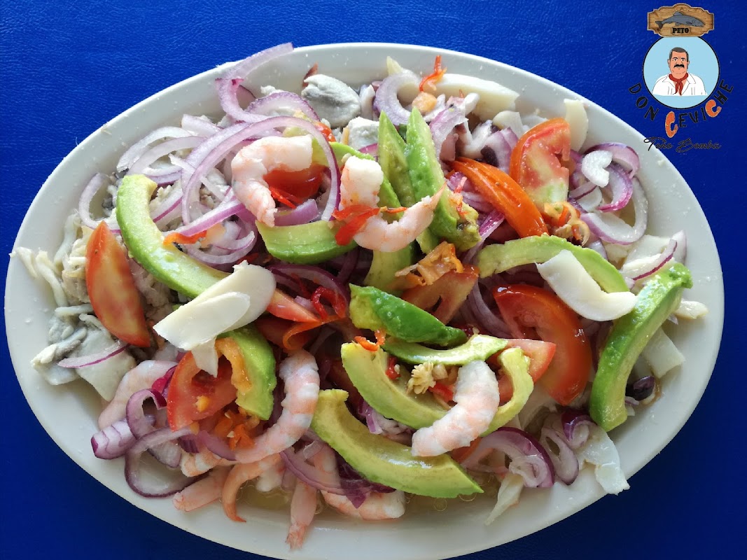 Tostada de atún en Fisher's Veracruz — primer plano de la tostada con atún fresco y salsa