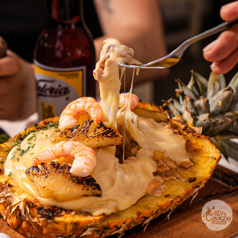 Ceviche de camarón en El Rey del Ceviche Boulevard — primer plano del plato con cubos de pescado, limón y cilantro en la barra del boulevard
