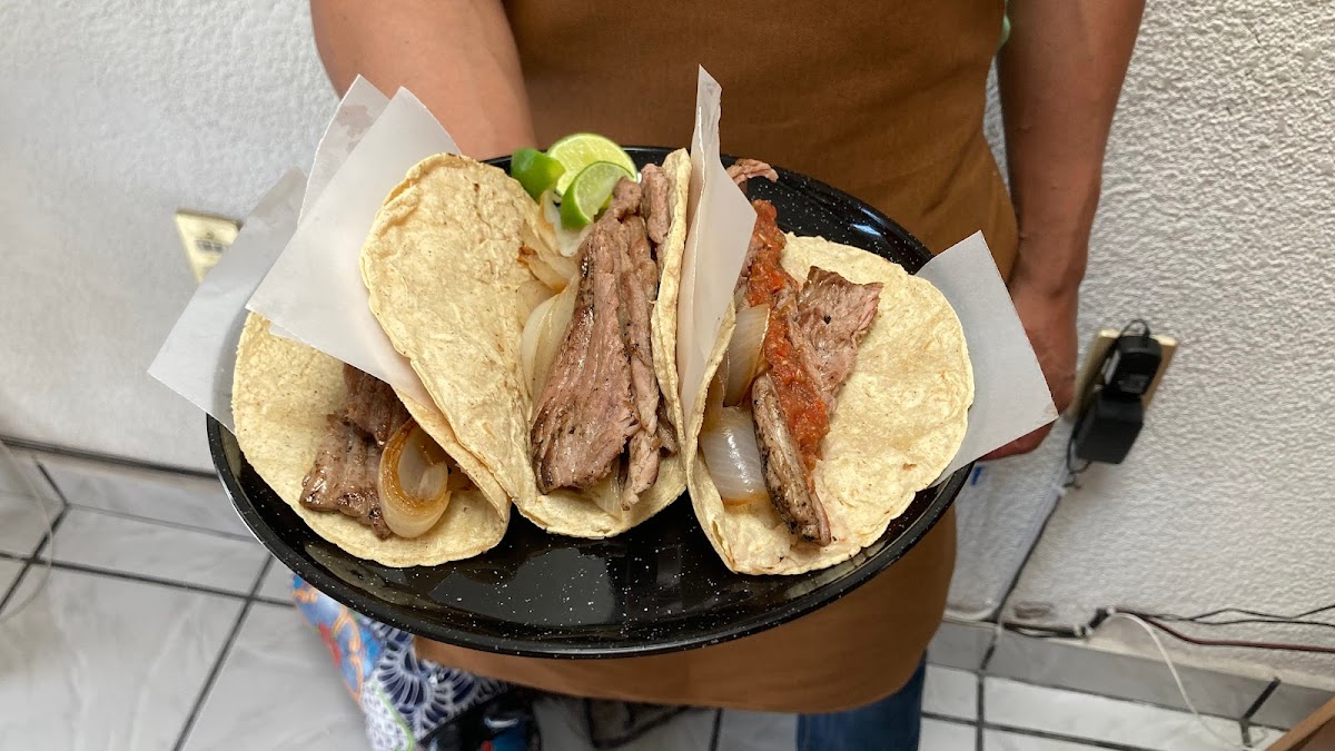 Primer plano del burger jugoso y la parrilla encendida en Pinxe Taco - Steakhouse
