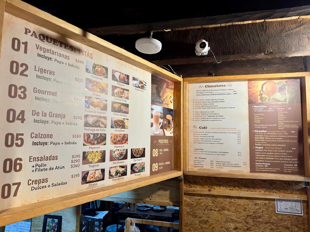 Exterior de Cervecería Carbonera con su letrero y mesas al aire libre, mostrando el ambiente de brewpub