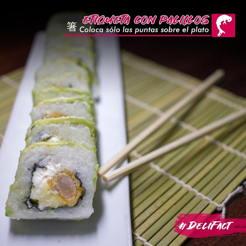 Roll de california y combo de sushi en Deliroll Villahermosa Ceiba — primer plano de la bandeja