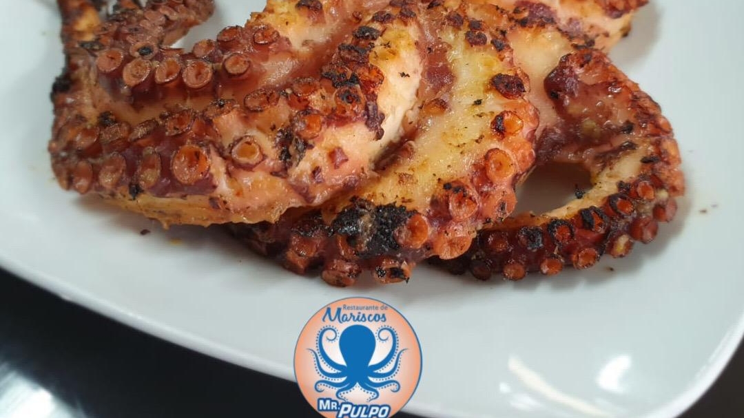 Primer plano del ceviche de pulpo en Mr. Pulpo — plato con cubos de pulpo, limón, chile y cilantro, servido en plato de cerámica