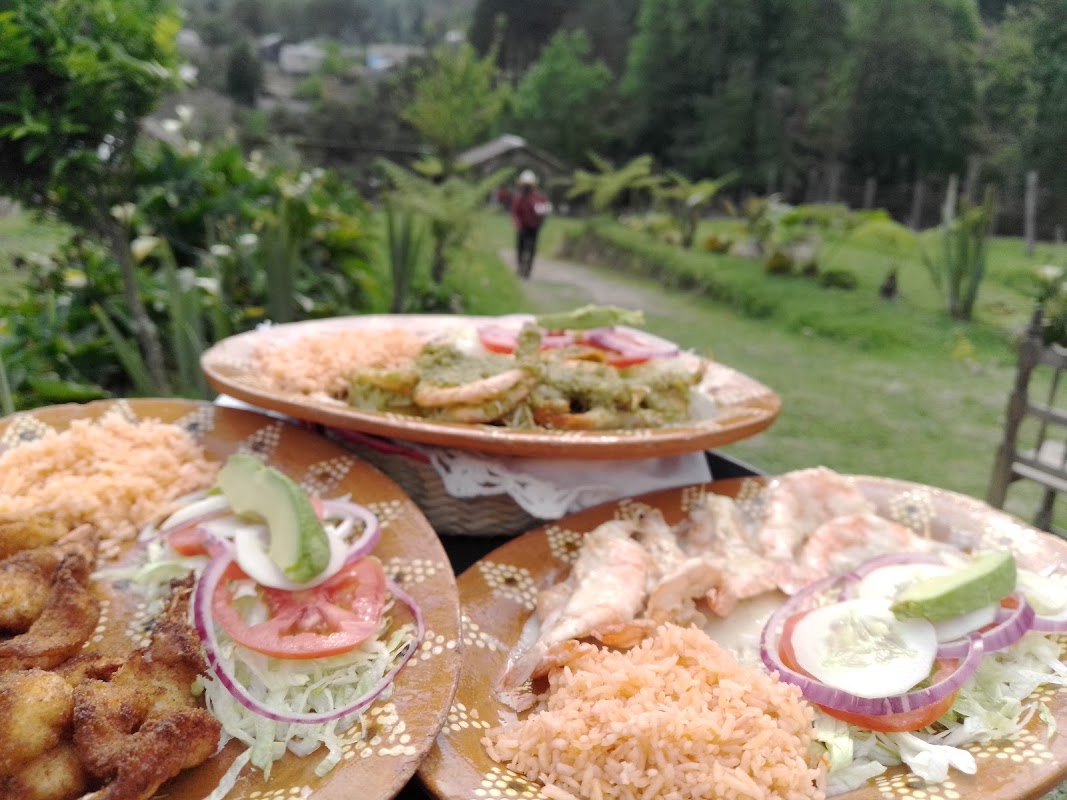 Cecina y memela en El Jacal de Jacob — desayuno servido en mesa de madera al aire libre
