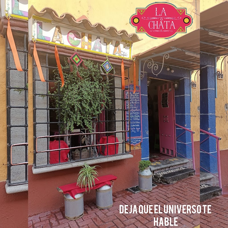 Exterior colorido de Pozolería La Chata de Yautepec con su letrero tradicional y clientes disfrutando un plato de pozole rojo