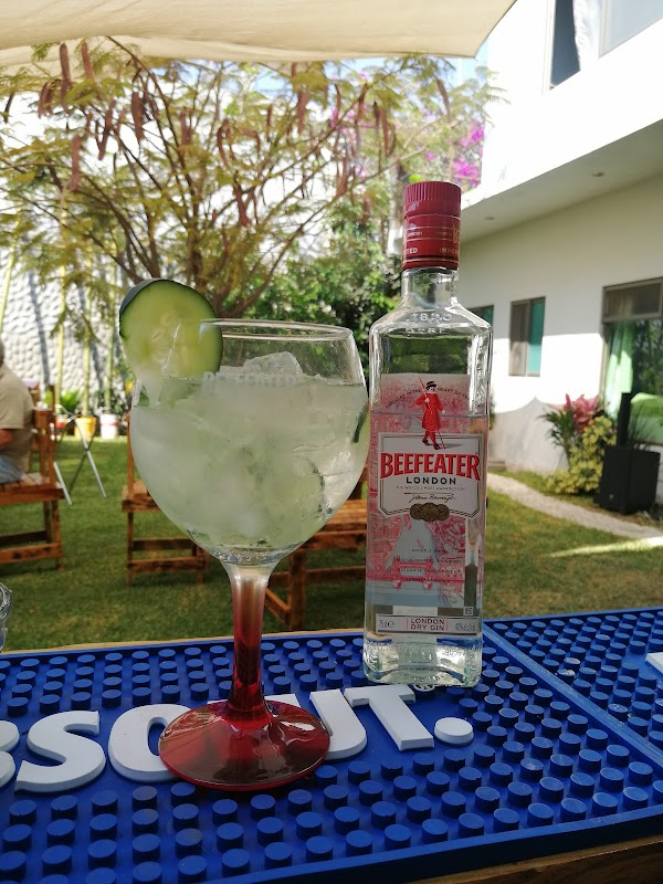 Oasis, Restaurante Bar — tacos de birria y michelada en la barra del local