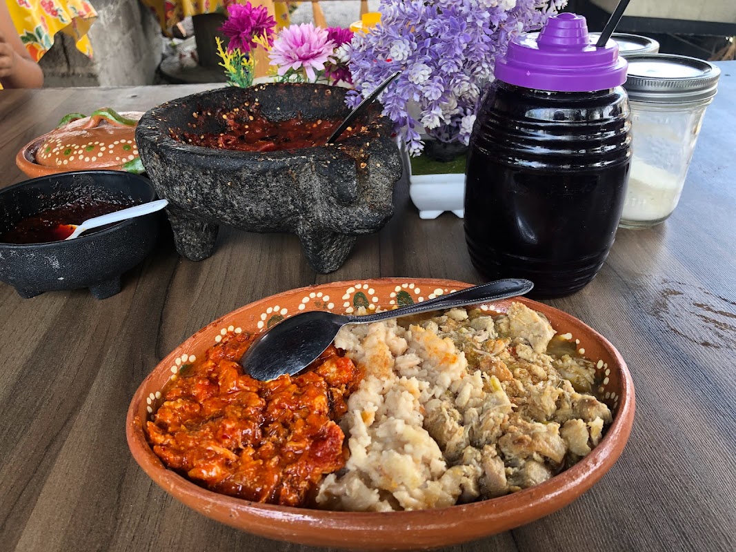 Exterior colorido de La Güera con tacos al pastor y café de olla en el mostrador — foto que capture la energía matutina