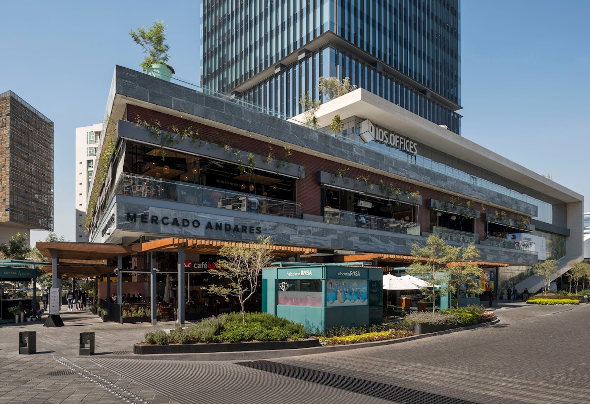 Mercado Andares — bustling market hall with colorful food stalls, a sushi platter and a Lebanese mezze spread