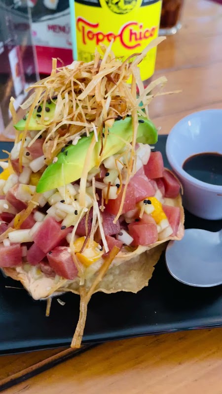 Mesa con variedad de rolls y sashimi, colores vibrantes, platos servidos