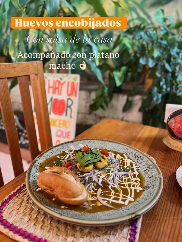 Grandma's Garden Restaurant con su plato de chilaquiles rojos y una copa de jugo de naranja, enfoque en los colores del desayuno