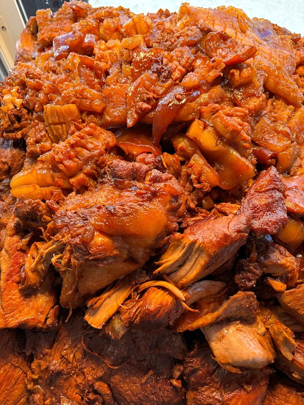 Plato de carnitas crujientes en Carnitas Betos con guarnición de limón — foto de la mesa