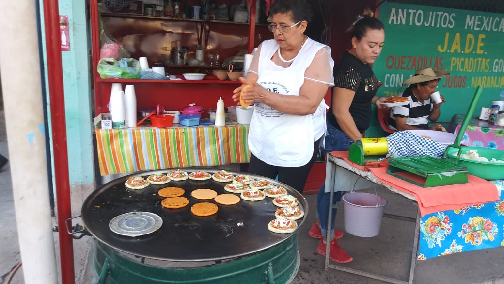 Tacos de carne asada y chilaquiles con huevo en Antojitos Jade — mostrados en la mesa del comedor exterior
